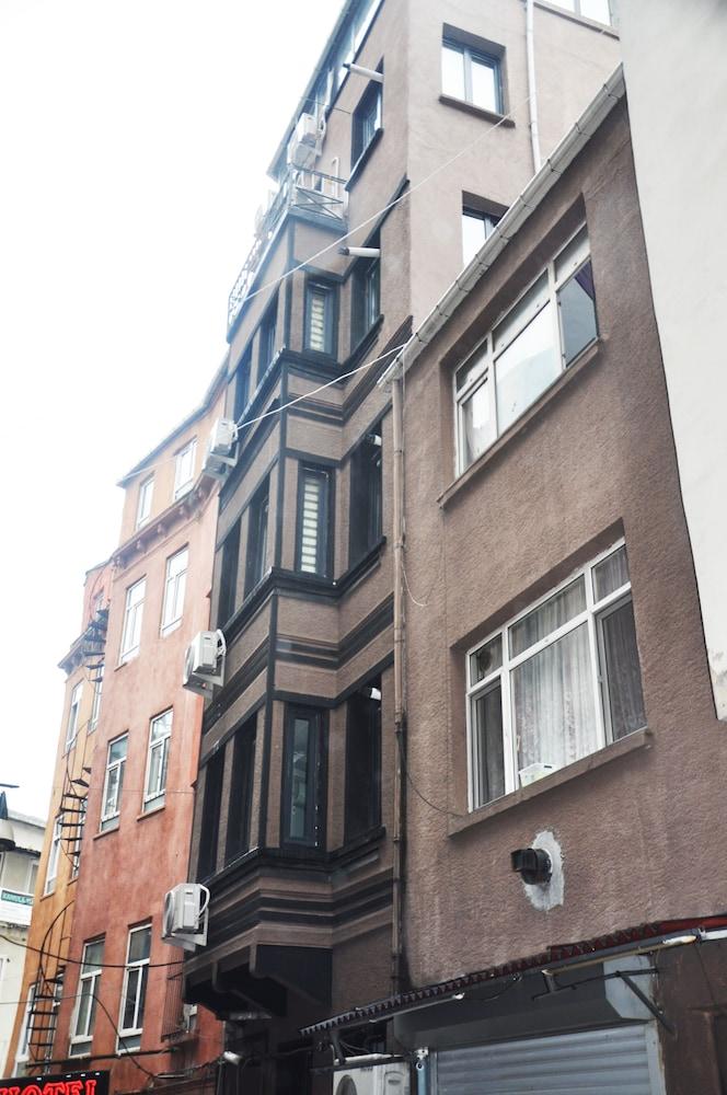 THE QUEENS ISTANBUL — ISTANBUL