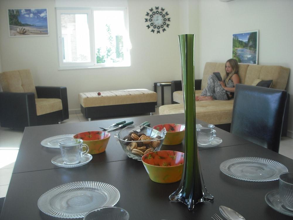 GORGEOUS 2 BED PRIVATE GROUND FLOOR HOME IN ONE OF SIDES MOST EXCLUSIVE COMMUNI — SIDE — фотография отеля №21