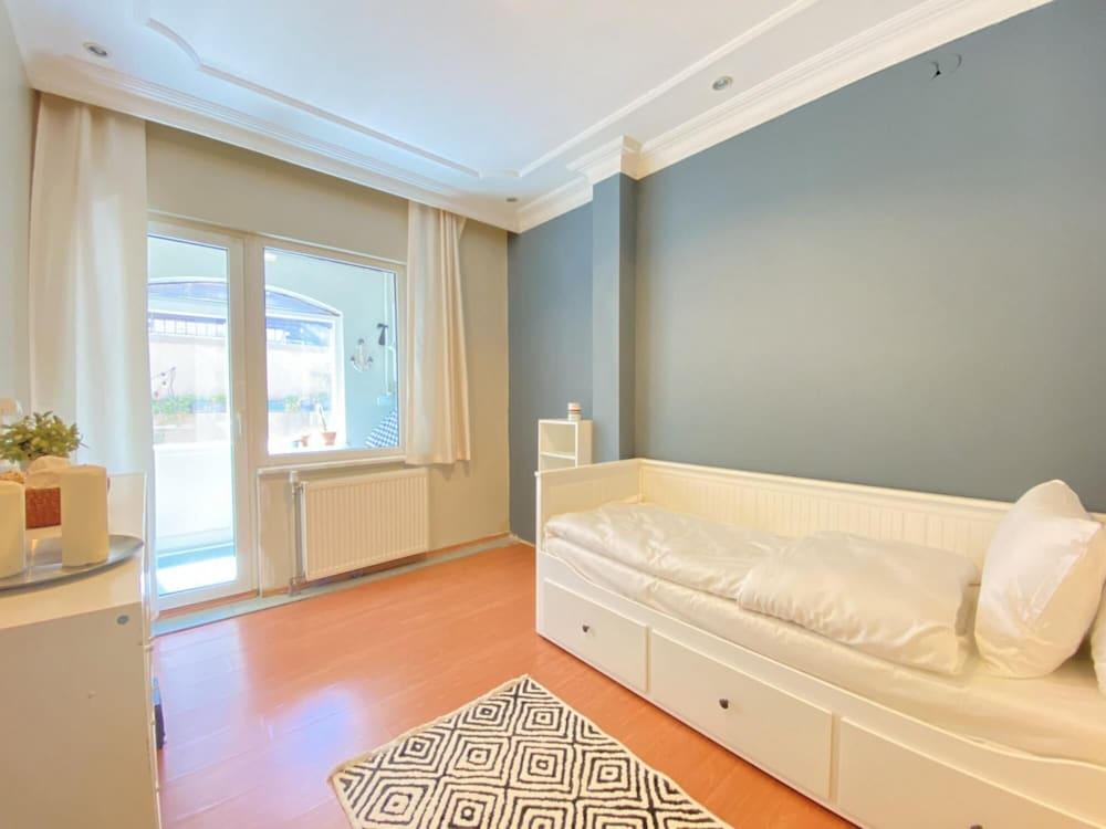FLAT WITH BOSPHORUS VIEW AND BACKYARD IN USKUDAR — ISTANBUL — фотография отеля №3