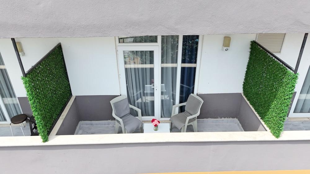 HILLSIDE APART HOUSE — SIDE — fotografie hotel nr. 4