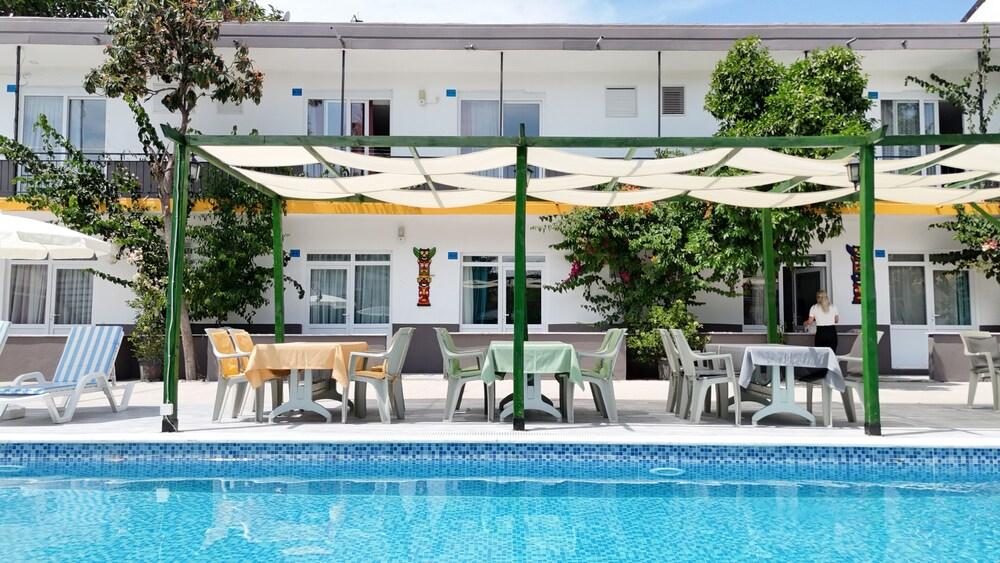 HILLSIDE APART HOUSE — SIDE — fotografie hotel nr. 3