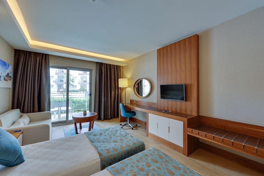 RAMADA HOTEL & SUITES BY WYNDHAM KUSADASI — KUSADASI — fotografie hotel nr. 3