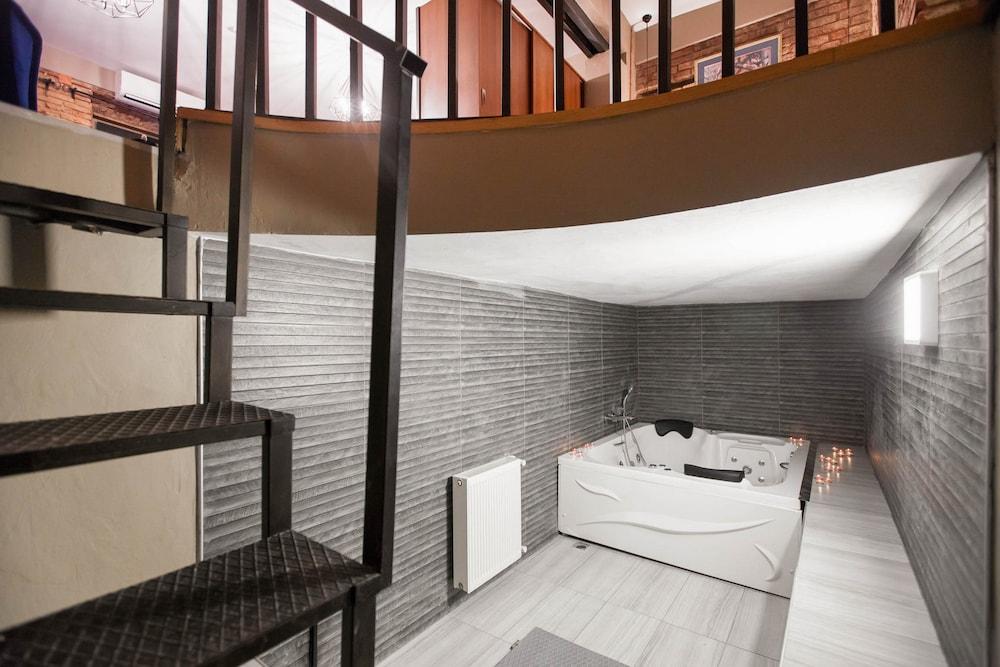 STUDIO WITH HOT TUB — ISTANBUL — фотография отеля №18