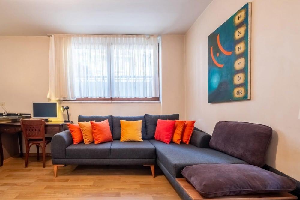 COMFORTABLE FLAT WITH CENTRAL LOCATION IN USKUDAR — ISTANBUL