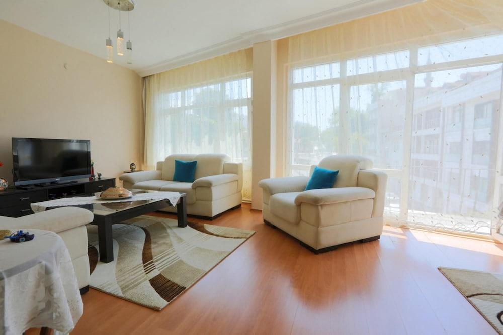 FLAT WITH TWO LIVING ROOMS AND BALCONY IN USKUDAR — ISTANBUL