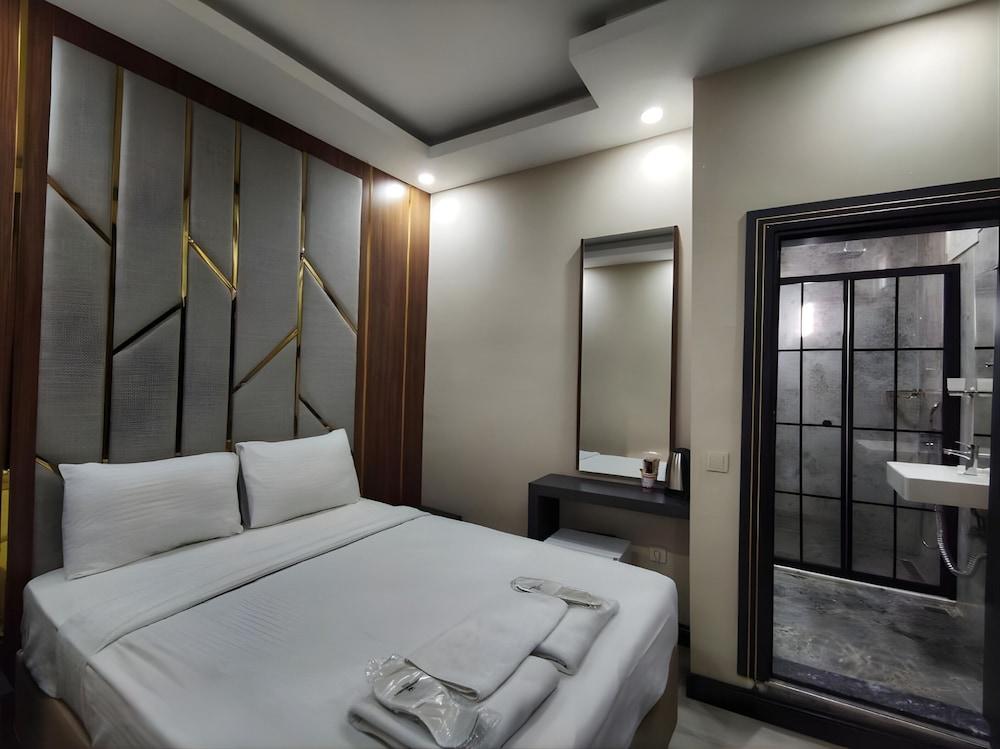 THE GOLDEN PERAS HOTEL — ISTANBUL