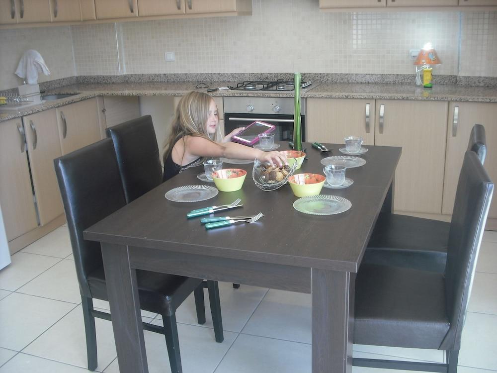 GORGEOUS 2 BED PRIVATE GROUND FLOOR HOME IN ONE OF SIDES MOST EXCLUSIVE COMMUNI — SIDE — фотография отеля №7