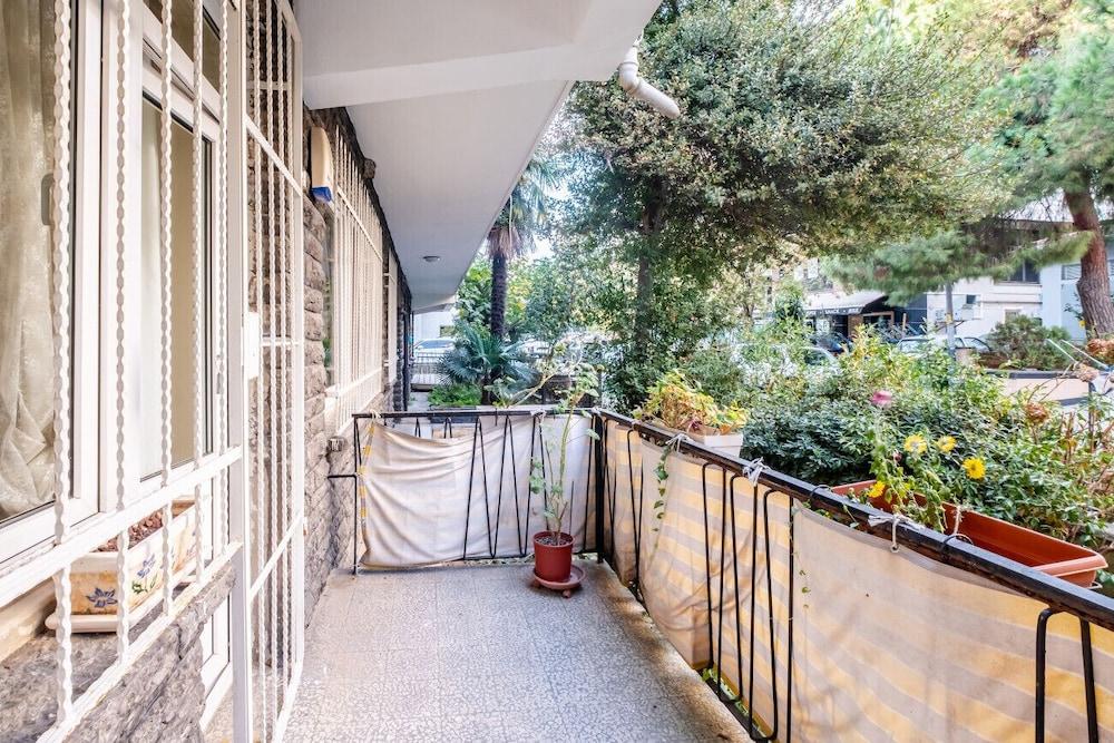 CHIC FLAT WITH BALCONY CLOSE TO CADDEBOSTAN SHORE — ISTANBUL — fotografie hotel nr. 2