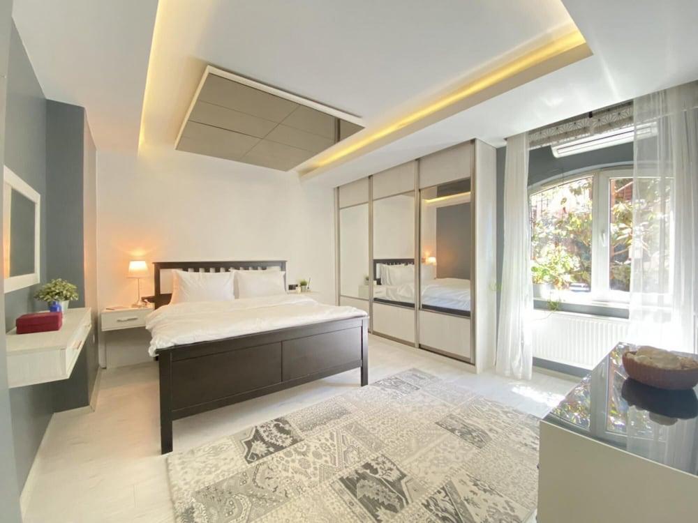 FLAT WITH BOSPHORUS VIEW AND BACKYARD IN USKUDAR — ISTANBUL — фотография отеля №2