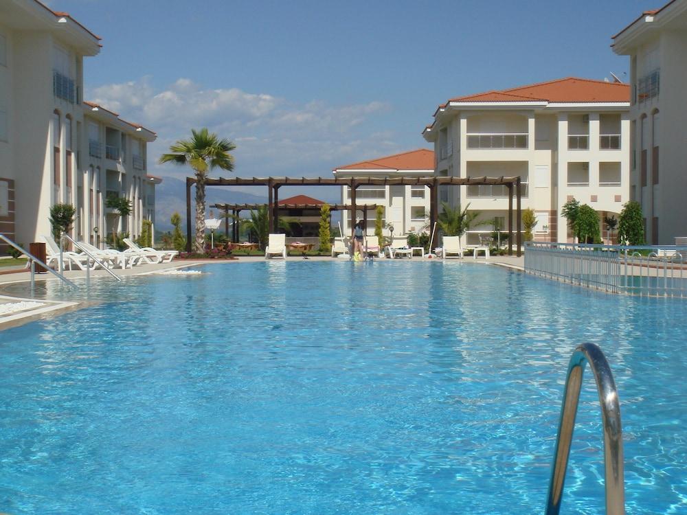 FOUR SEASONS I -10 WITH 2 BEDROOMS GUARANTEES A WONDERFUL HOLIDAY — SIDE