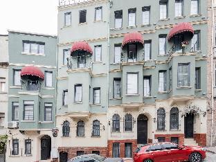 THE RED TENT SUITE 88 — ISTANBUL