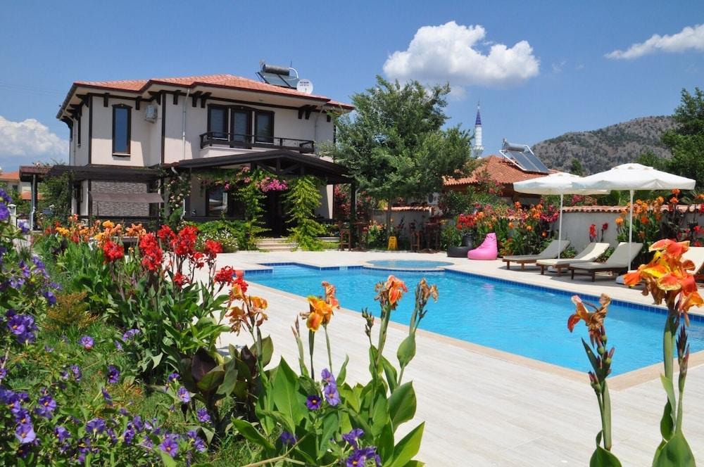 BEAUTIFUL 4-BED VILLA PRIVATE POOLS — DALYAN