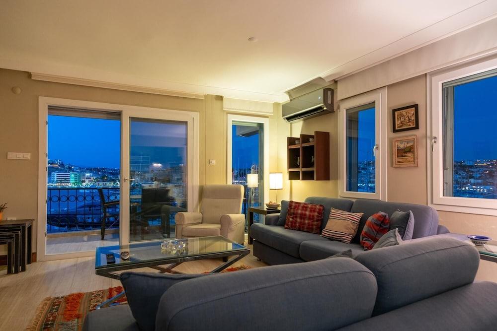 FLAT W SEA VIEW BALCONY 3 MIN TO CESME MARINA — CESME