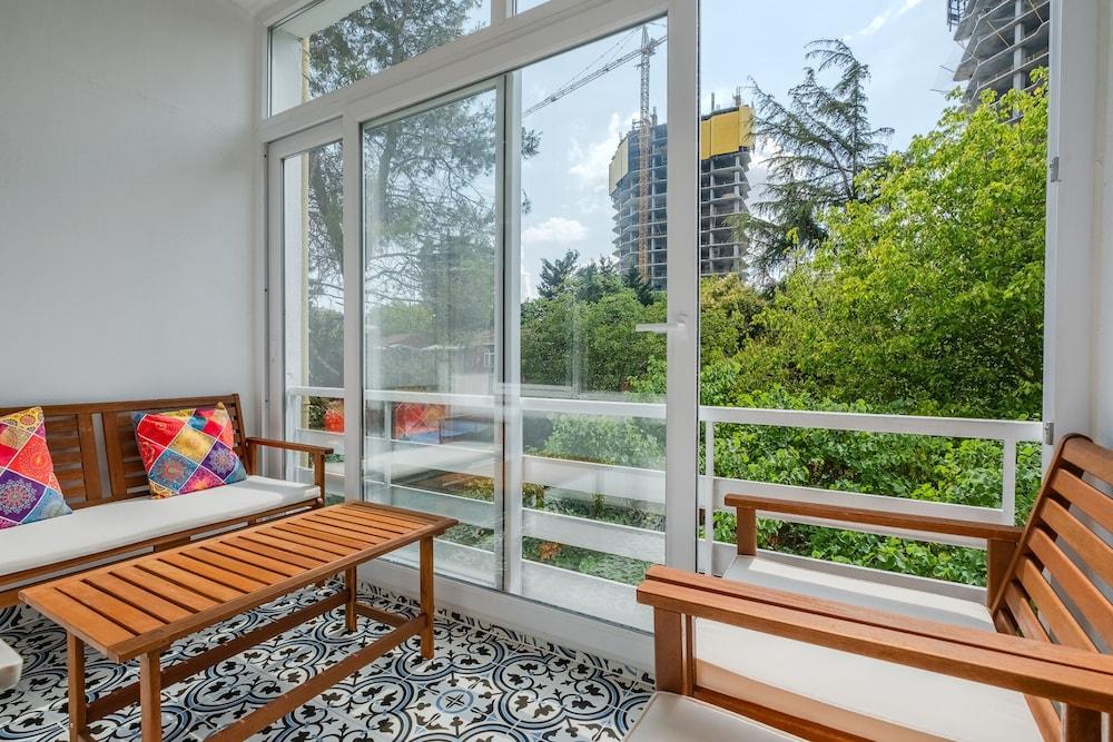 FLAT WITH BALCONY 4 MIN TO AKMERKEZ MALL IN ETILER — ISTANBUL