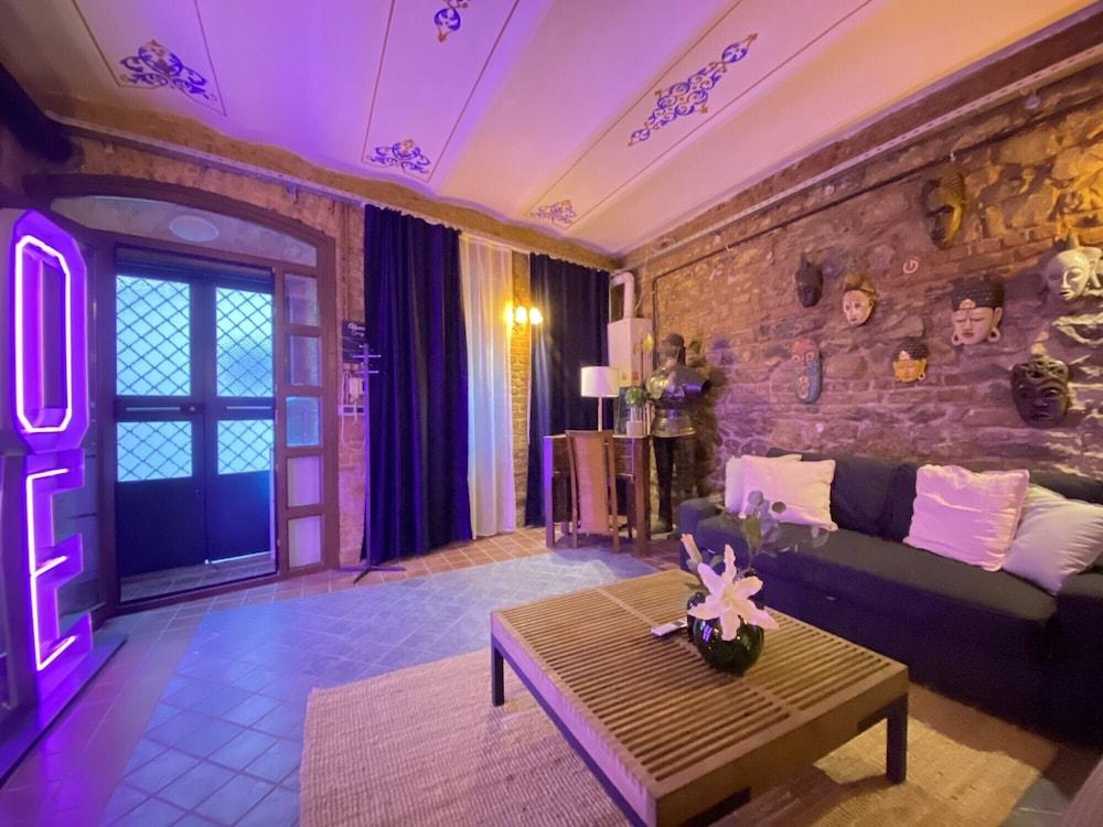 CENTRALLY LOCATED HISTORICAL FLAT IN BEYOGLU — ISTANBUL — fotografie hotel nr. 5