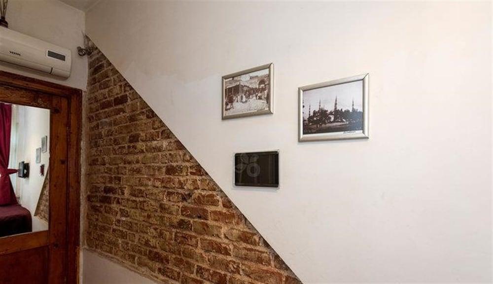 CORNER HOT — ISTANBUL