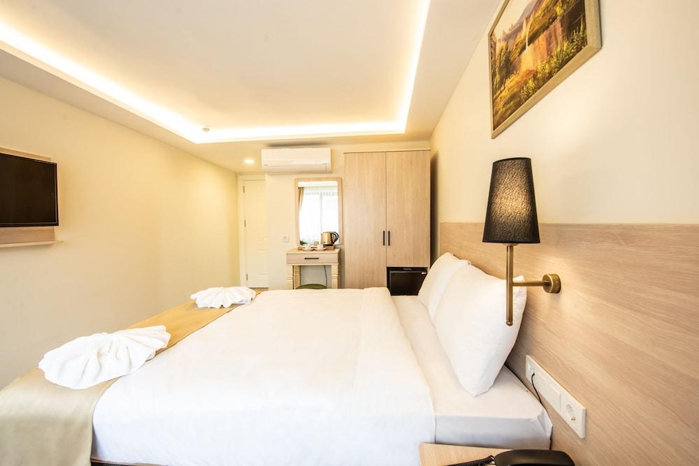 ROYAL BOSPHORUS HOTEL — ISTANBUL