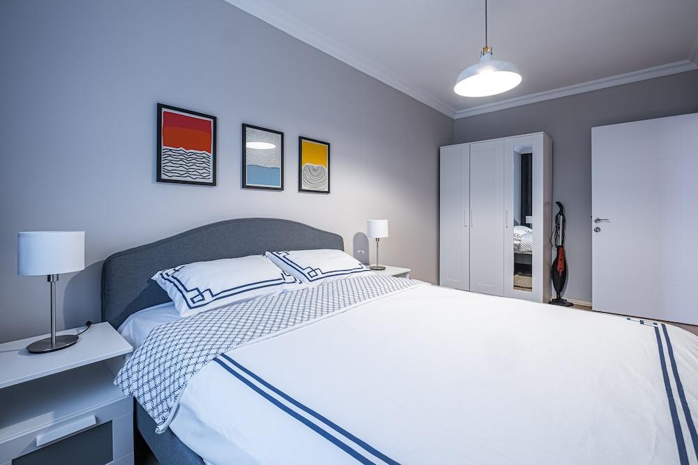 SPACIOUS CENTRAL APARTMENT CROSSROADS OF TRANSPORTS — ISTANBUL