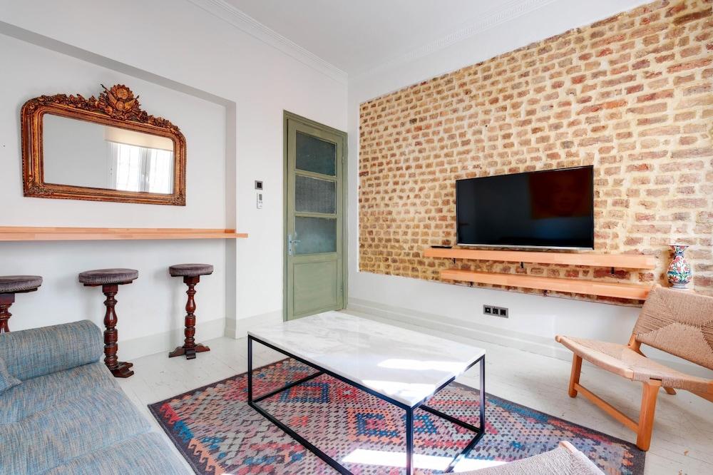 COZY FLAT WITH BALCONY 5 MIN TO GALATA TOWER — ISTANBUL