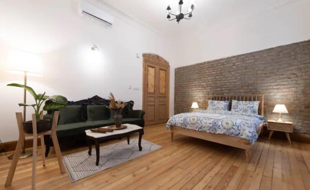 BAWWINDOW SUIT PERA IN GALATA — ISTANBUL