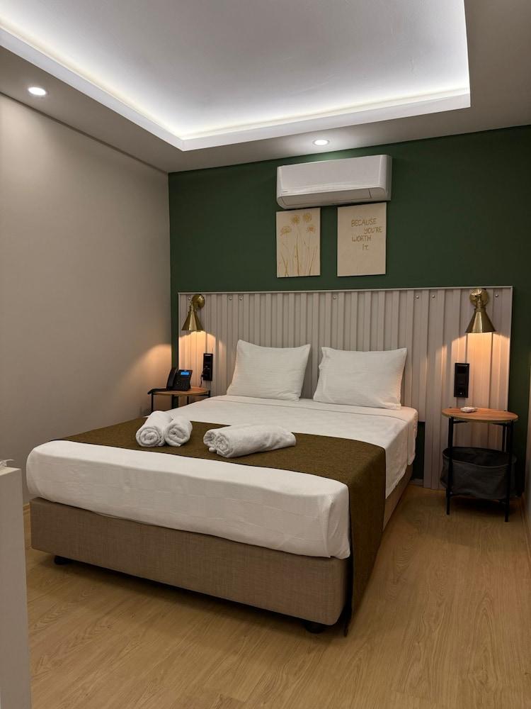 RED CASTLE HOTEL AND PUB — BELEK