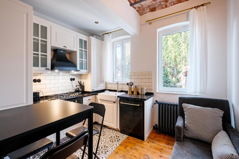 FLAT WITH BALCONY 8 MIN TO ISTIKLAL AVENUE — ISTANBUL