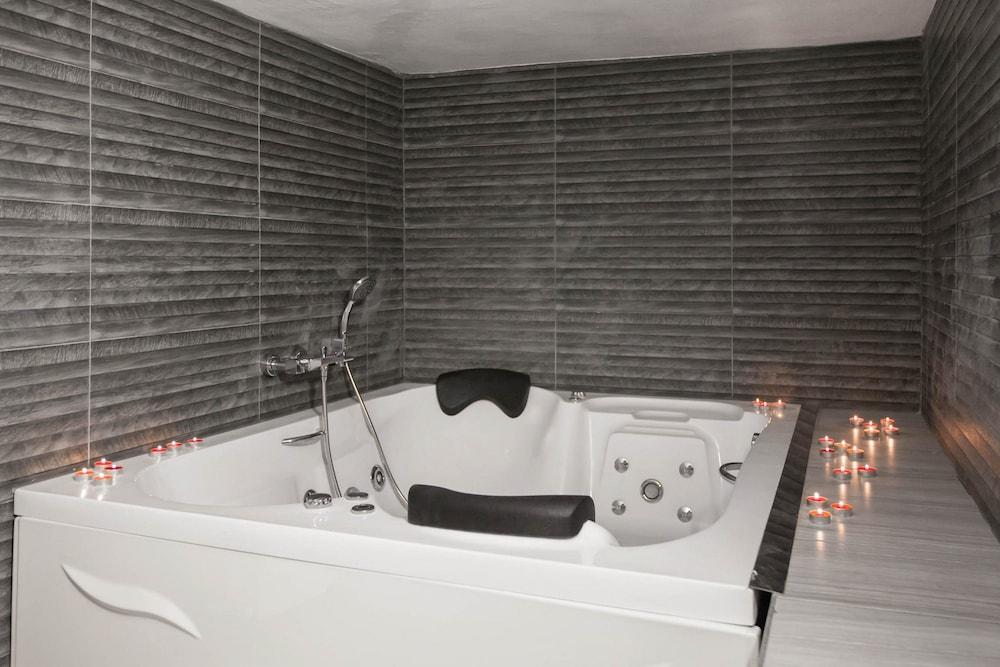 STUDIO WITH HOT TUB — ISTANBUL — фотография отеля №19