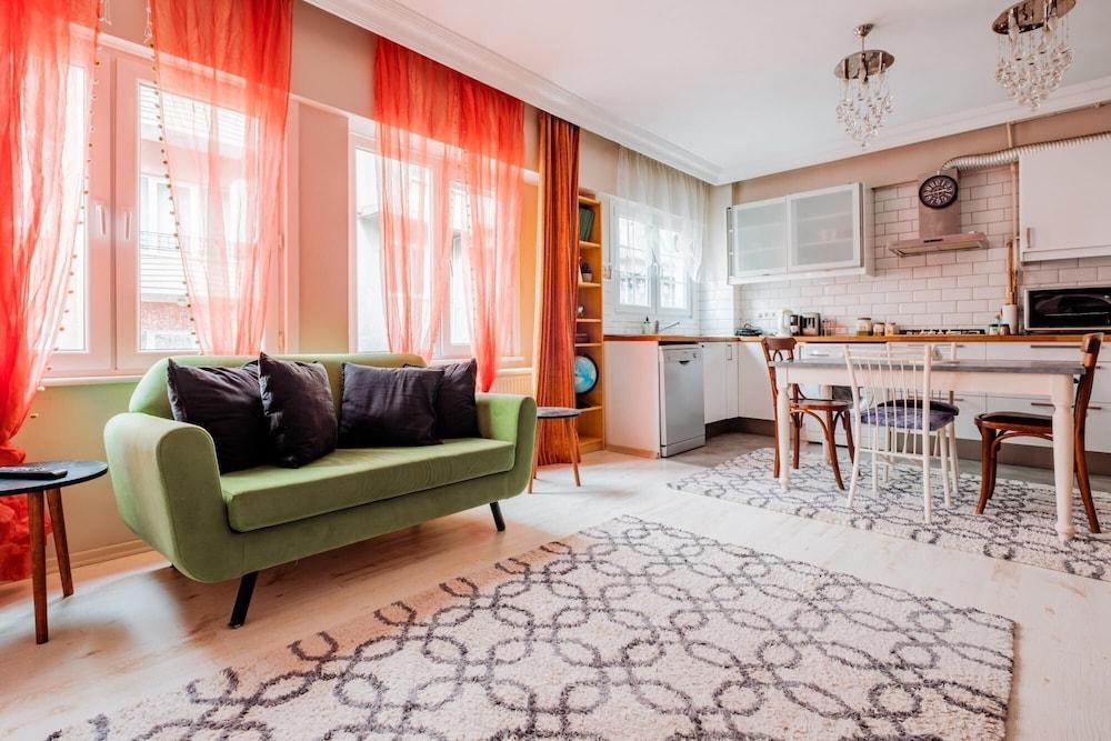 LOVELY FLAT W BALCONY 5 MIN TO ISTIKLAL AVE — ISTANBUL