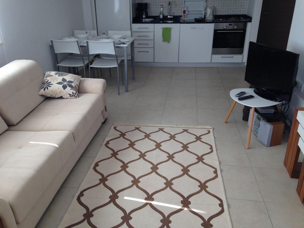 BABYLON 40 - 2 BED PRIVATE HOME SLEEPS UP TO 6 CLOSE TO EVERYTHING — SIDE — фотография отеля №30