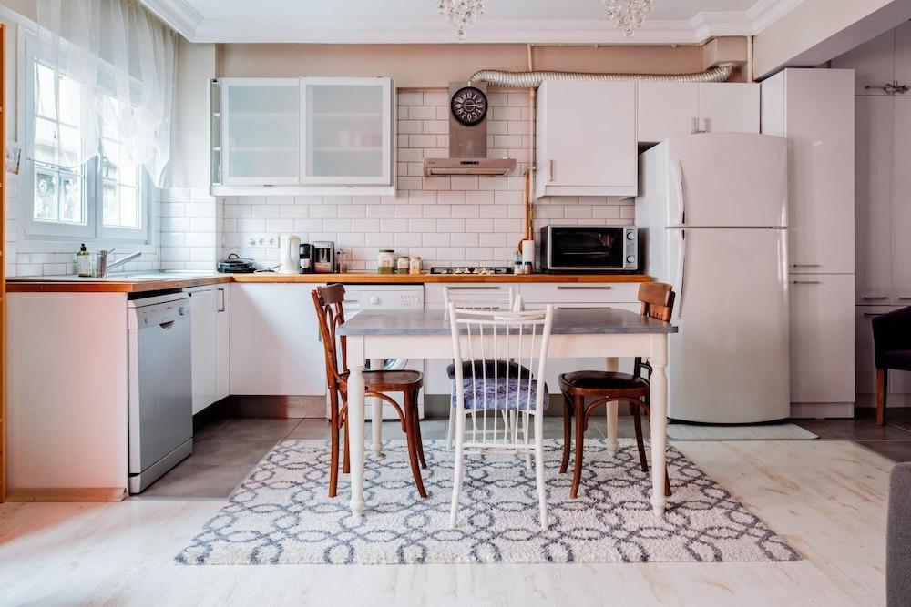 LOVELY FLAT W BALCONY 5 MIN TO ISTIKLAL AVE — ISTANBUL — фотография отеля №3