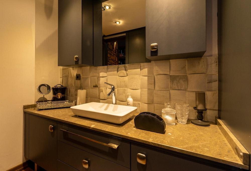 BOSPHORUS VIEW DUPLEX W TERRACE IN ORTAKOY — ISTANBUL — фотография отеля №20