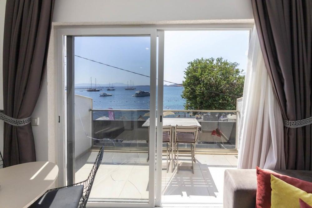SEAFRONT FLAT WITH EXCELLENT SEA VIEW IN BODRUM — BODRUM — фотография отеля №4