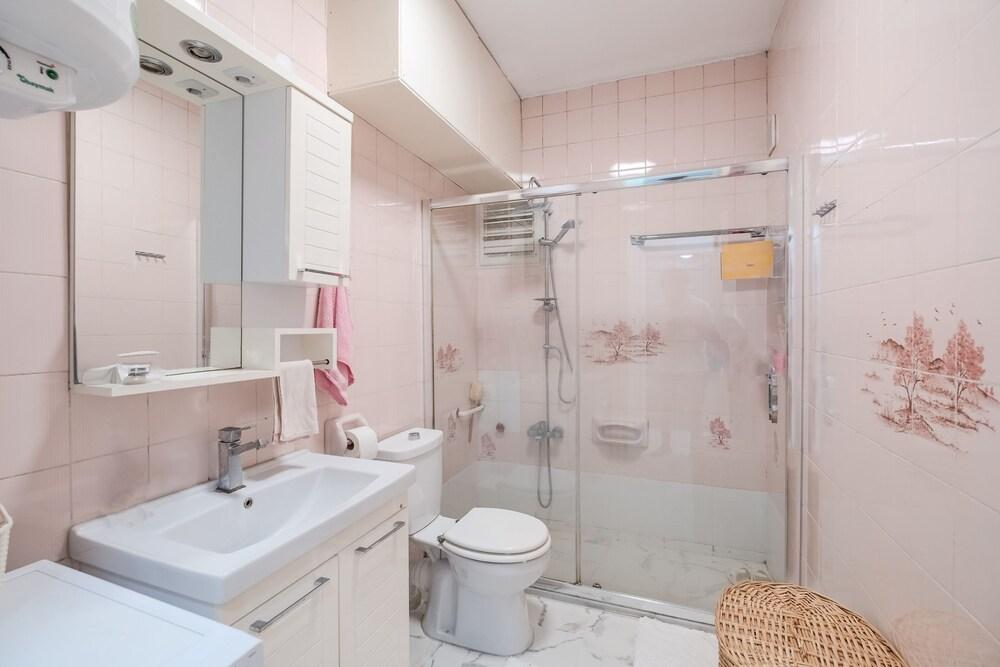 FLAT WITH BALCONY 4 MIN TO AKMERKEZ MALL IN ETILER — ISTANBUL — fotografie hotel nr. 13