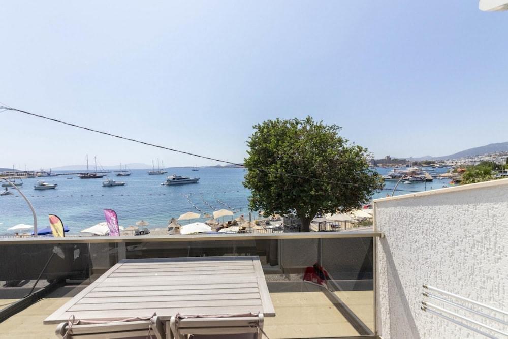 SEAFRONT FLAT WITH EXCELLENT SEA VIEW IN BODRUM — BODRUM — фотография отеля №2