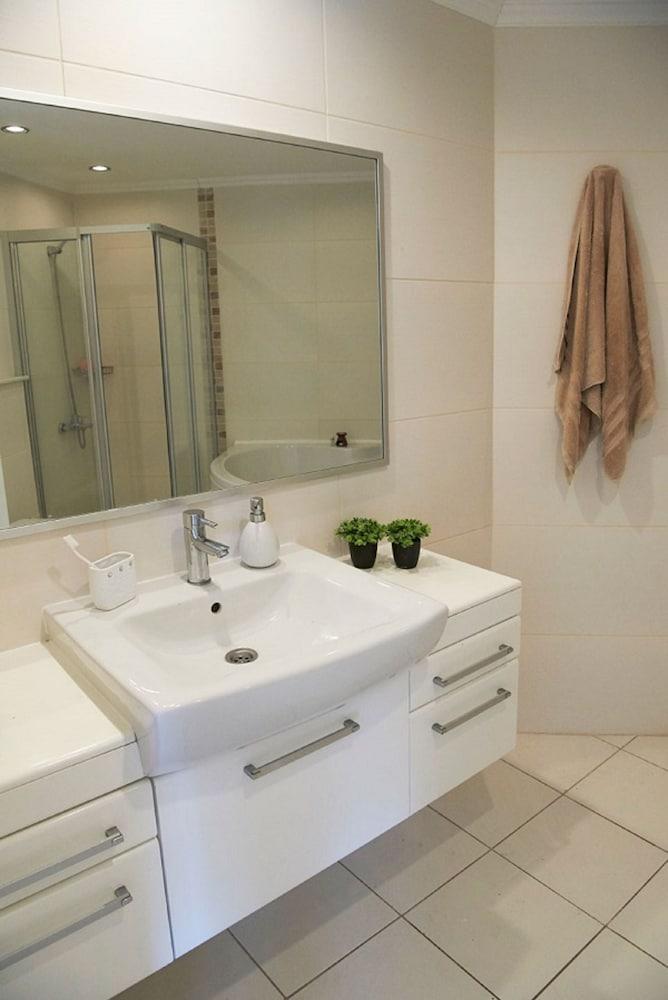 SPACIOUS 2 BED 2 BATH HOME IN ONE OF SIDES MOST POPULAR COMMUNITIES — SIDE — фотография отеля №16