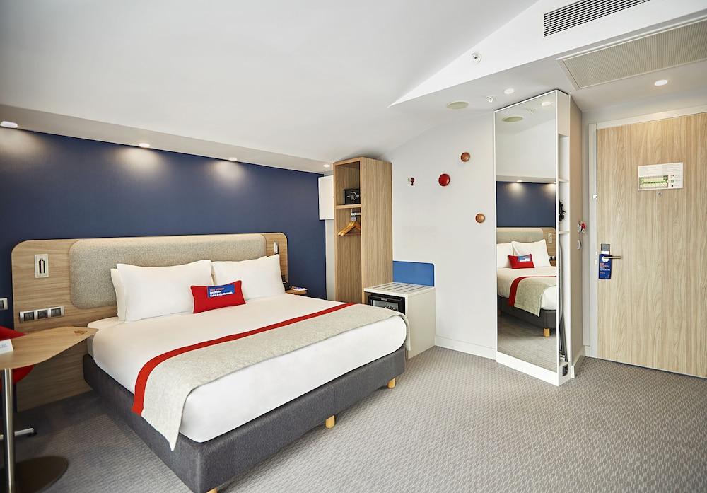 HOLIDAY INN EXPRESS ISTANBUL - ATAKOY METRO — ISTANBUL