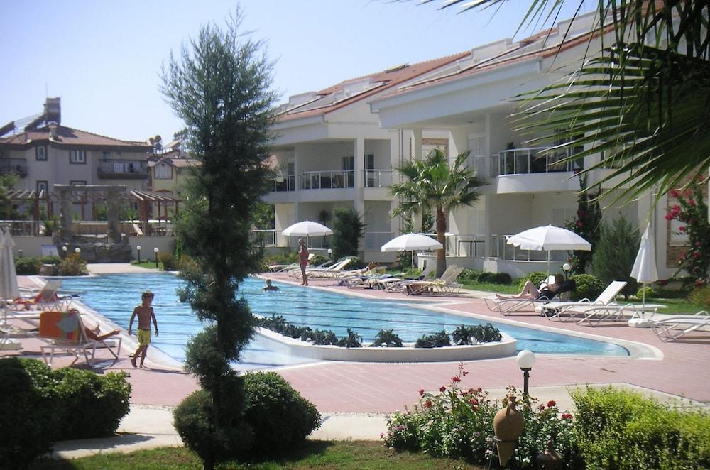 GORGEOUS 2 BED PRIVATE GROUND FLOOR HOME IN ONE OF SIDES MOST EXCLUSIVE COMMUNI — SIDE