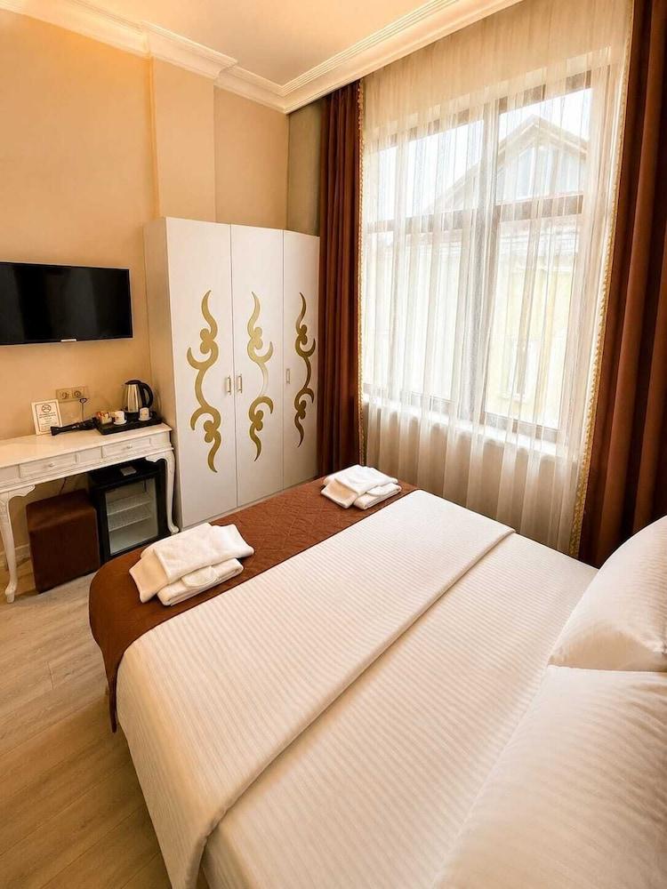 BOSS TO HOTEL TAKSIM — ISTANBUL