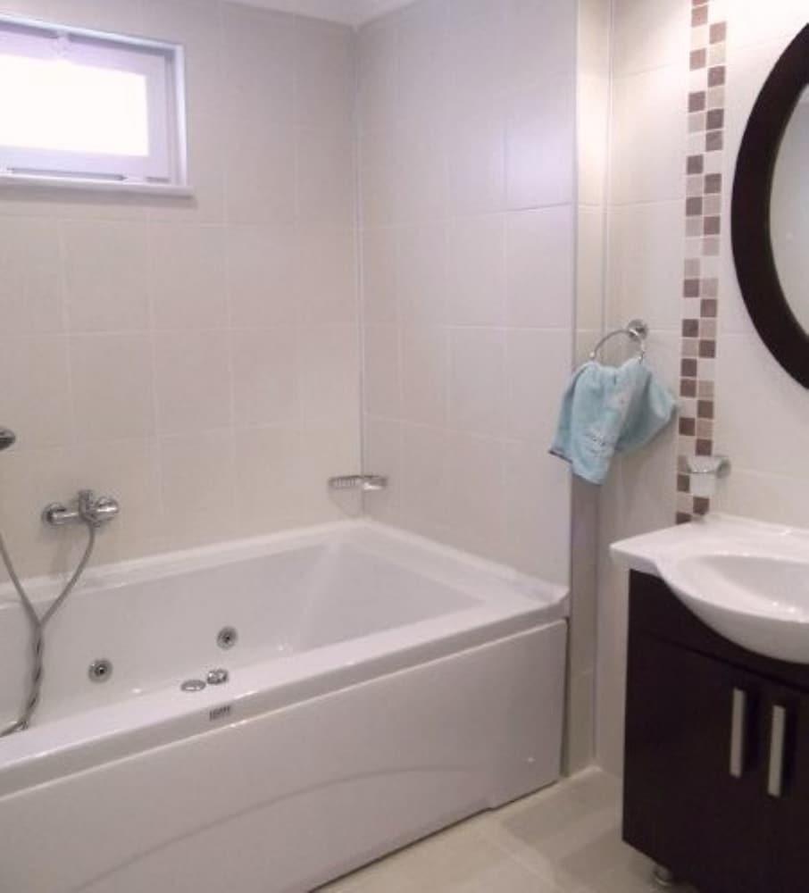 GORGEOUS 2 BED PRIVATE GROUND FLOOR HOME IN ONE OF SIDES MOST EXCLUSIVE COMMUNI — SIDE — фотография отеля №9