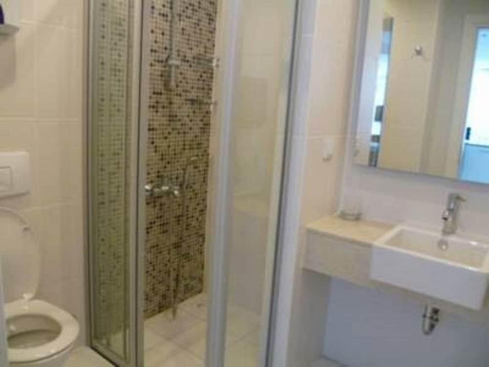 BABYLON 40 - 2 BED PRIVATE HOME SLEEPS UP TO 6 CLOSE TO EVERYTHING — SIDE — фотография отеля №10