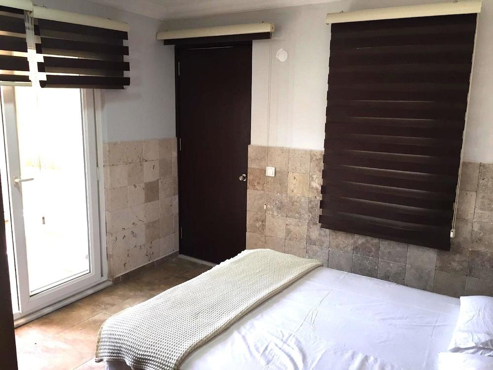 ROOM IN APARTMENT - BEAUTIFUL 3 BED HOLIDAY HOME IN RESORT CENTRE — SIDE — фотография отеля №3