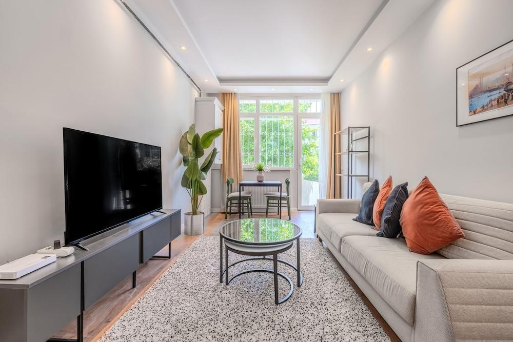 HOUSE W GARDEN 10 MIN TO CITY S IN BEYOGLU — ISTANBUL