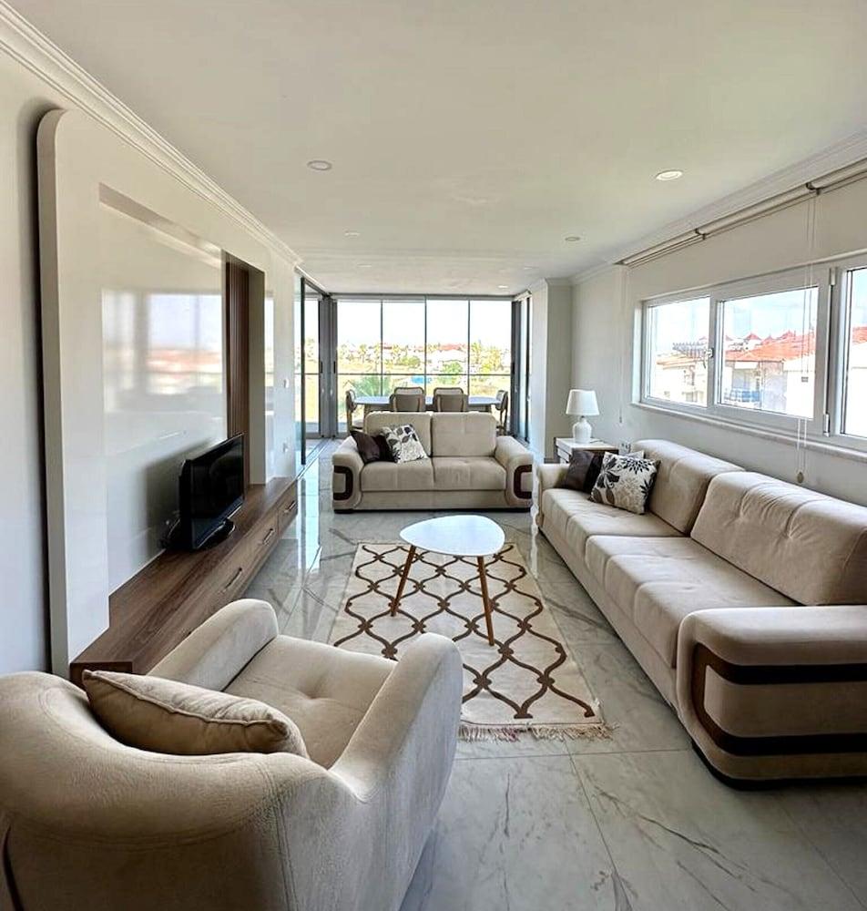 BABYLON 40 - 2 BED PRIVATE HOME SLEEPS UP TO 6 CLOSE TO EVERYTHING — SIDE — фотография отеля №6