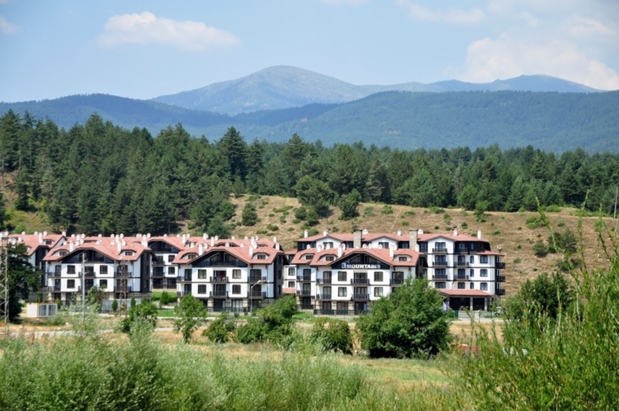 3 MOUNTAINS — RAZLOG