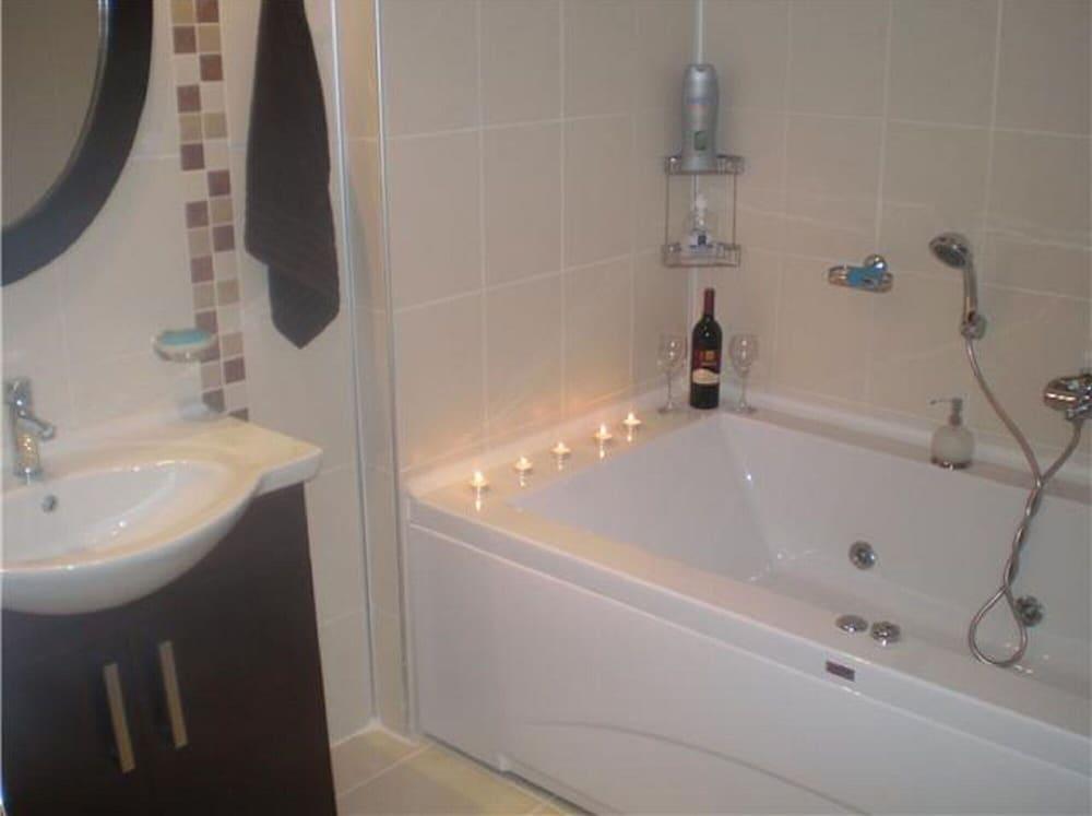 GORGEOUS 2 BED PRIVATE GROUND FLOOR HOME IN ONE OF SIDES MOST EXCLUSIVE COMMUNI — SIDE — фотография отеля №11