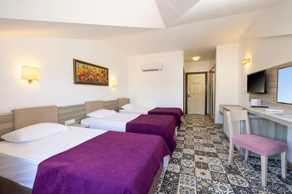 CRYSTAL AURA BEACH RESORT & SPA — KEMER