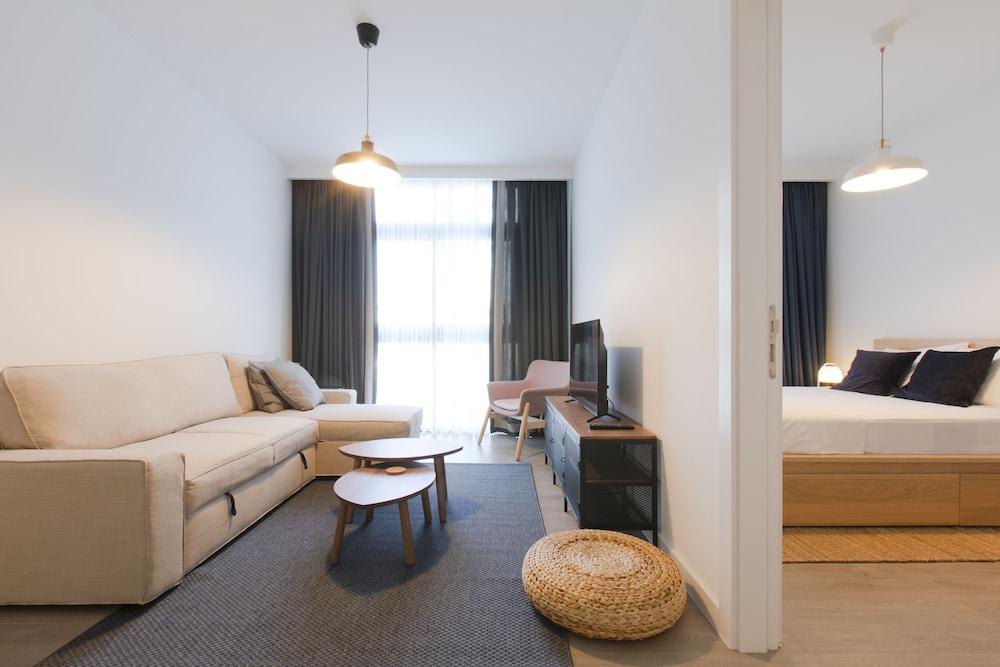 LUXURY RESIDENCE WITH INDOOR POOL & GYM — IZMIR