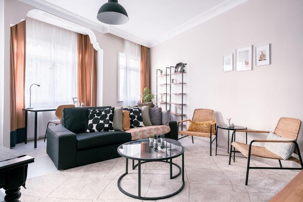 MODERN SPACIOUS FLAT W BALCONY 5 MIN TO TAKSIM — ISTANBUL