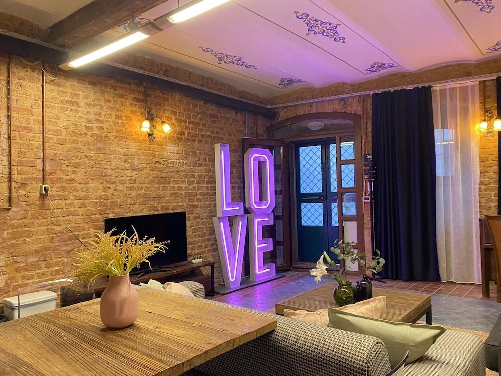 CENTRALLY LOCATED HISTORICAL FLAT IN BEYOGLU — ISTANBUL — fotografie hotel nr. 21