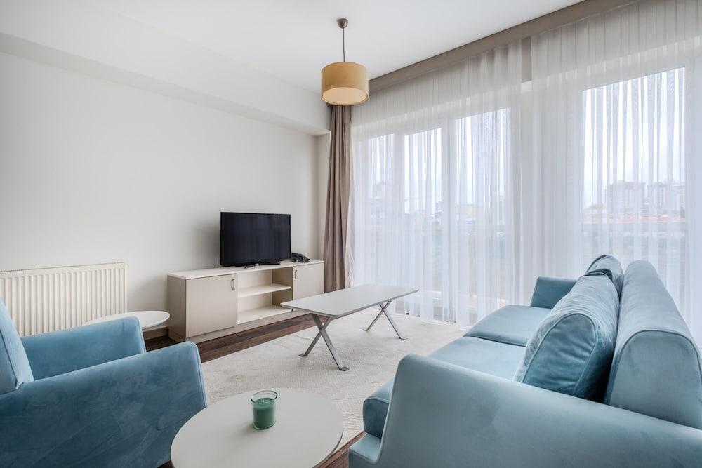 RESIDENCE NEAR COMMERCE CENTER AND ISTANBUL MALL — ISTANBUL